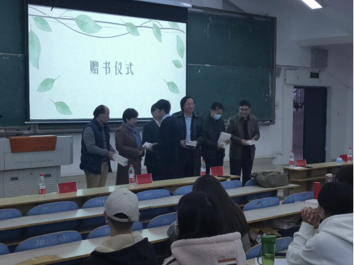 诗人、作家将自己的作品赠予在座同学留念
