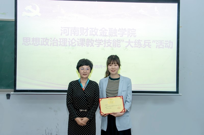评委为特等奖获得者颁奖