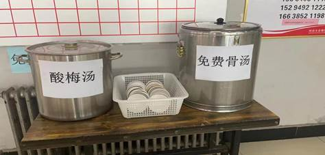 餐厅为师生提供的免费汤